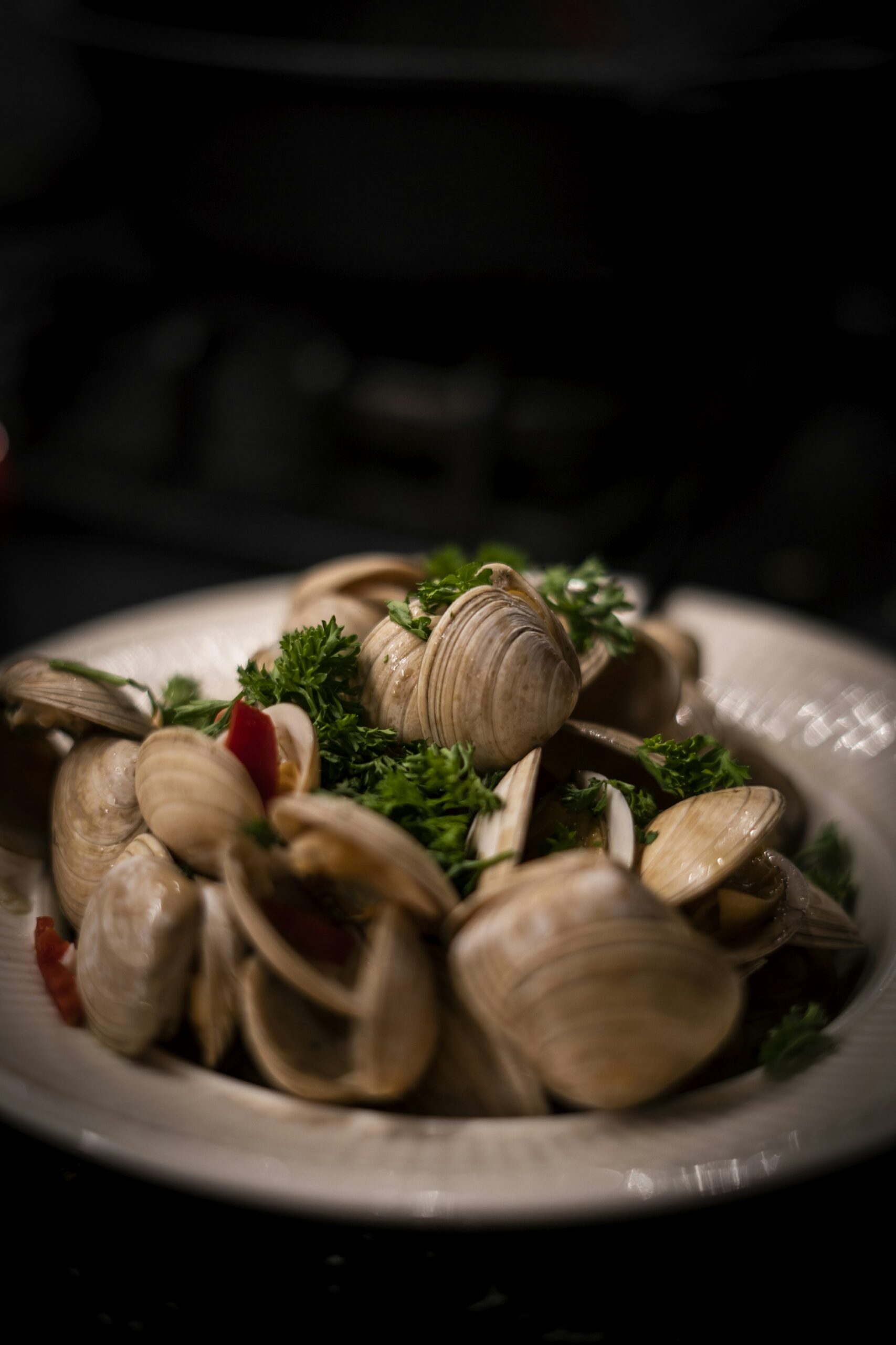 Plato de almejas con perejil y hierbas frescas